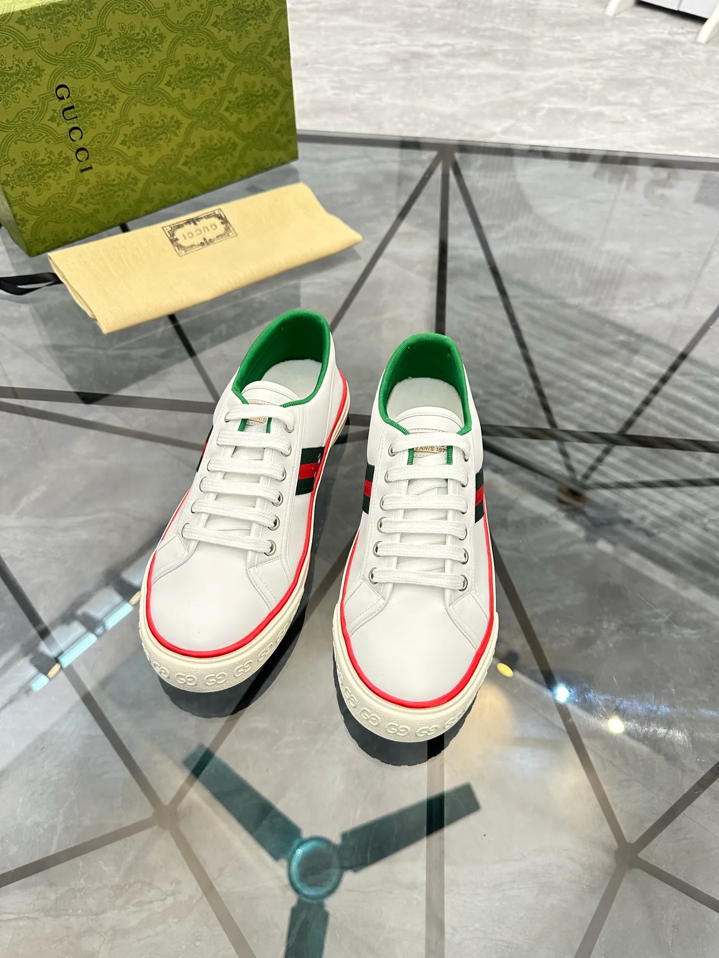 Men's shoes: 💰P380¥ Product trademark: Gucci* "Gucci*" low-cut casual shoes Regular size: 38-44 (can be customized to 45.46.) Product material: imported cowhide upper, breathable lining, original outsole. Number: 661